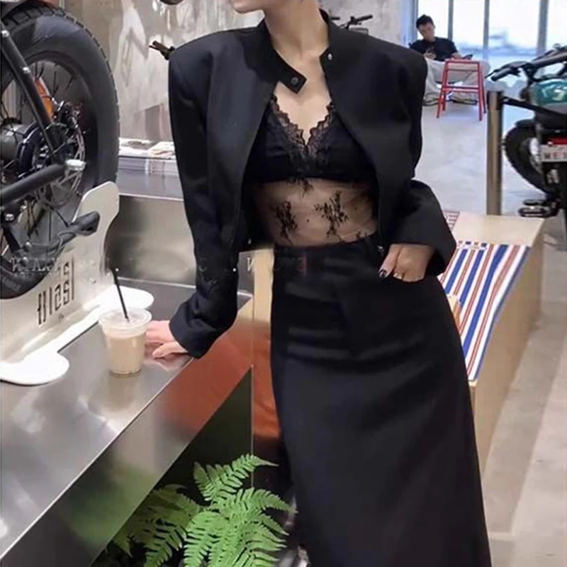 スタンドカラーショートブレザー軽いスカートが特徴の春と秋に最適な洗練されたエレガントな黒のツーピースの女性用スーツです