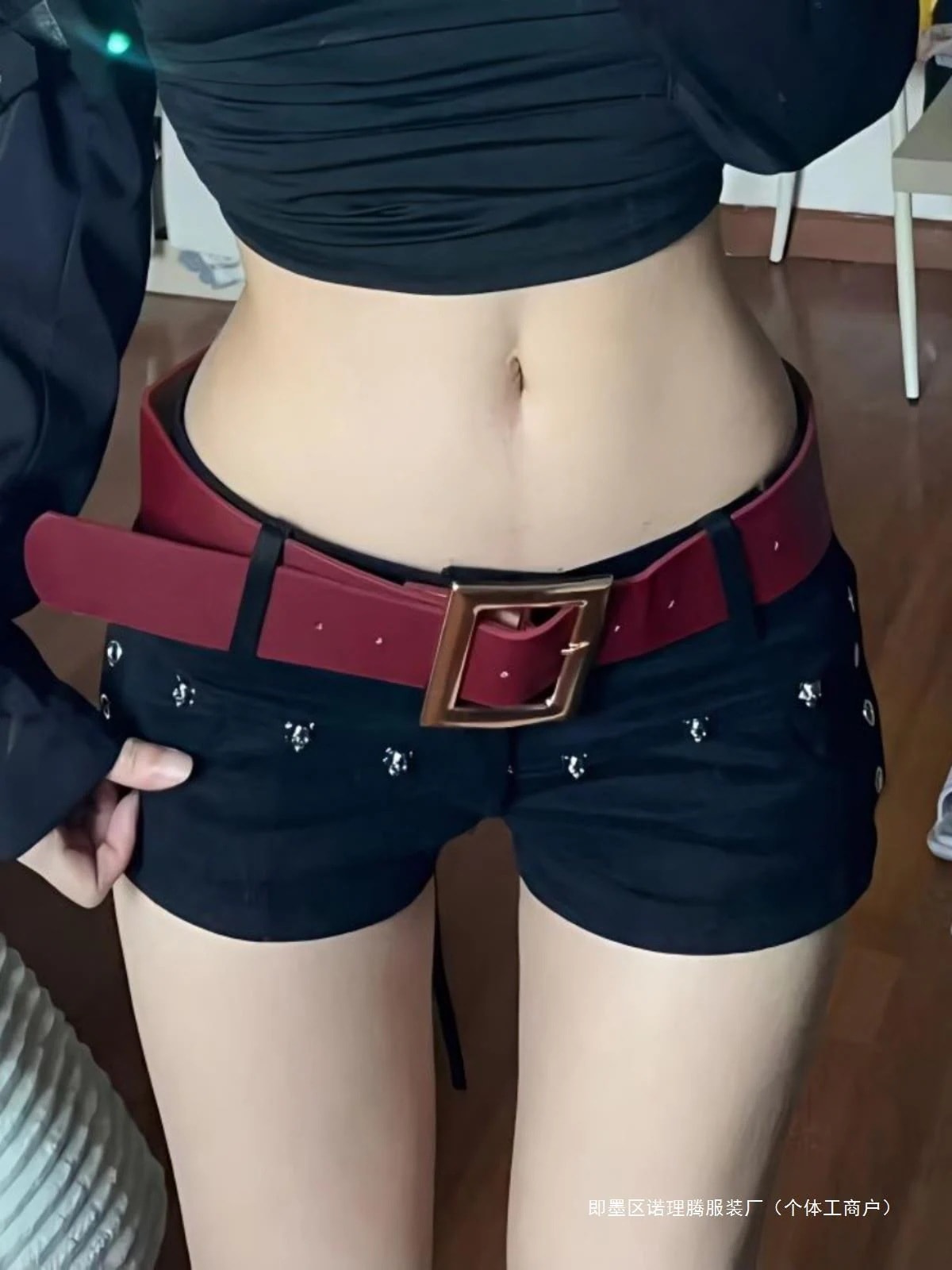 女性用ホットパンツを着用 レトロセクシーなローウエストヒップリベットデニムスーパーショートパンツ