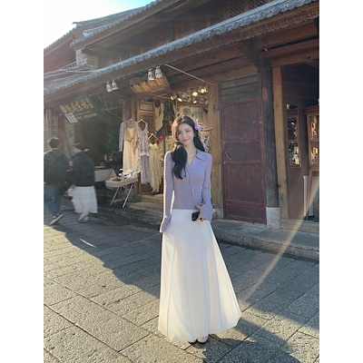 白い半身のスカートの女性の長い気質のつぼみのスカートの高い腰はやせているA字の蓬傘のスカートを現します