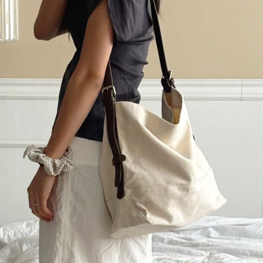 【EDIR】 ルーズフィットショルダーバッグ ナチュラルキャンバス×ヴィーガンレザーストラップの軽やかデイリーバッグ