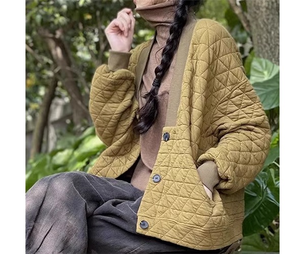 レディース ジャケット アウター 上着 キルティングジャケット ミドル丈 長袖 ドロップショルダー Vネック 襟なし ノーカラー ボタン 大人可愛い シンプル カジュアル 上品 おしゃれ レトロ