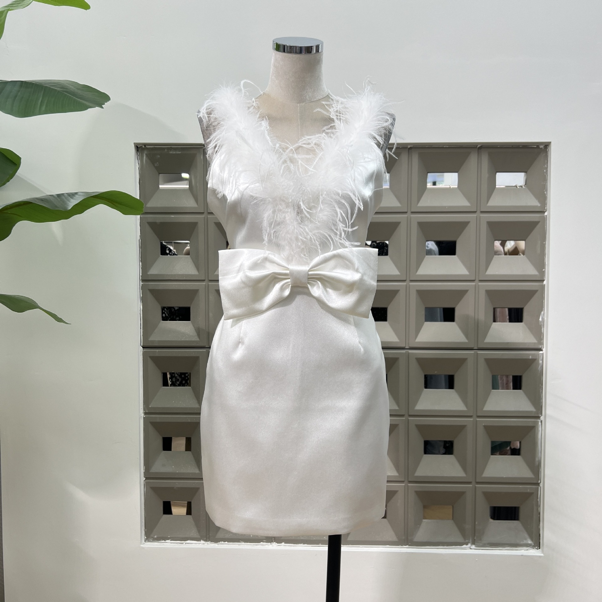 優雅な財閥の名媛の蝶結びのダチョウの毛のサテンの真珠の光沢のガーターのvネックのワンピースの露背