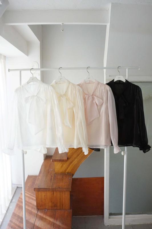 ビジューリボンブラウス