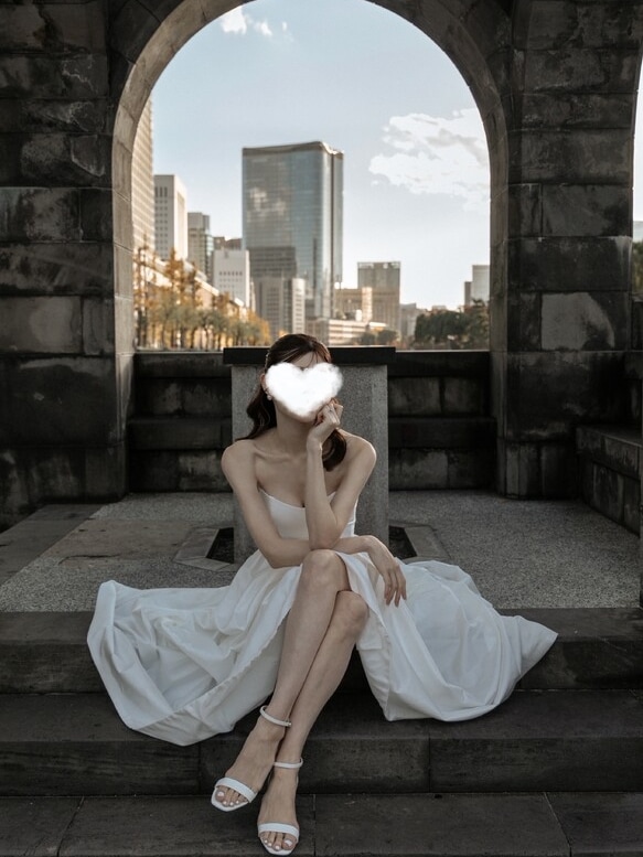 実例写真！ ウエディングドレス 純白 シルクタフタ ベアトップ 背中見せ 華やかなトレーン 結婚式 前撮り