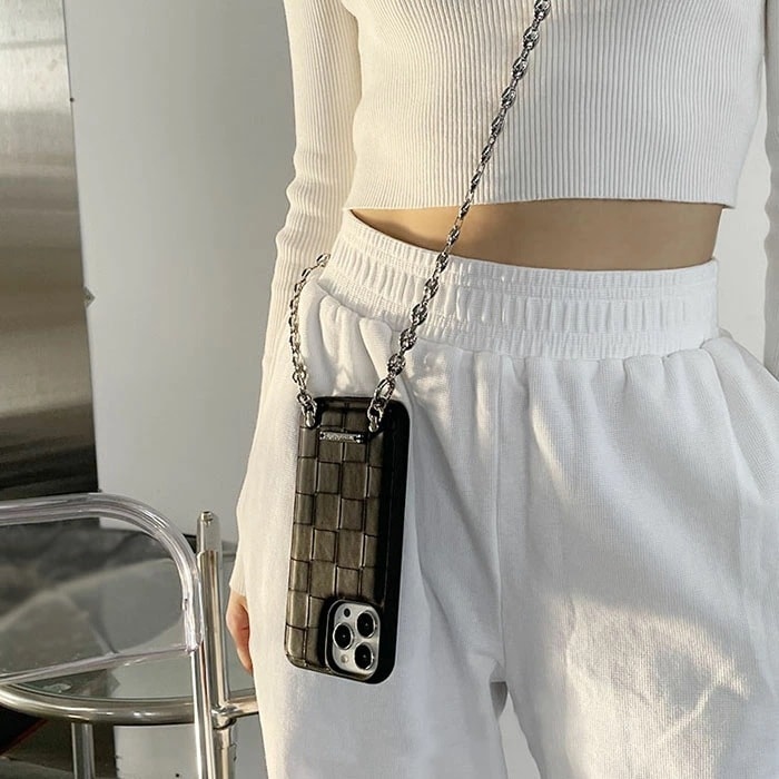 【レザー 編込み シルバーロゴプレートiPhoneケース】革 スマホケース 高級感 エレガント ロゴ ストリート カジュアル モード iPhone12 iPhone13 iPhone14 iPhone