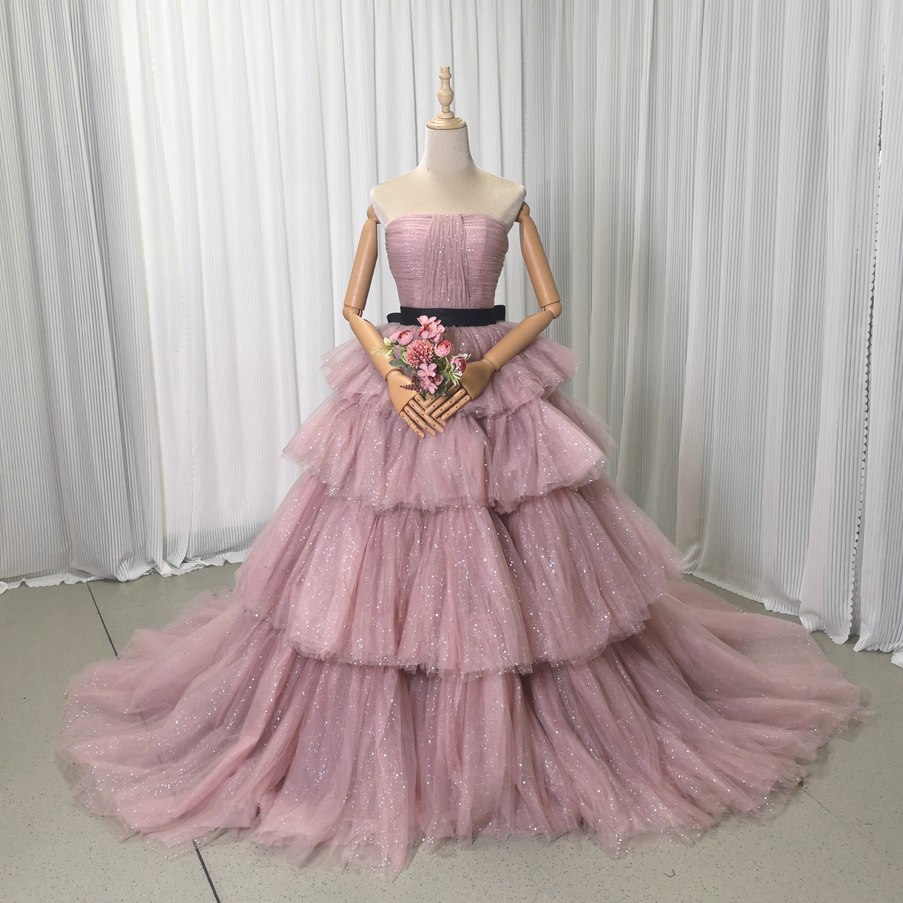 上品！カラードレス ベアトップ ピンク キラキラチュール ベルト 結婚式 ティアードのドレス 花嫁