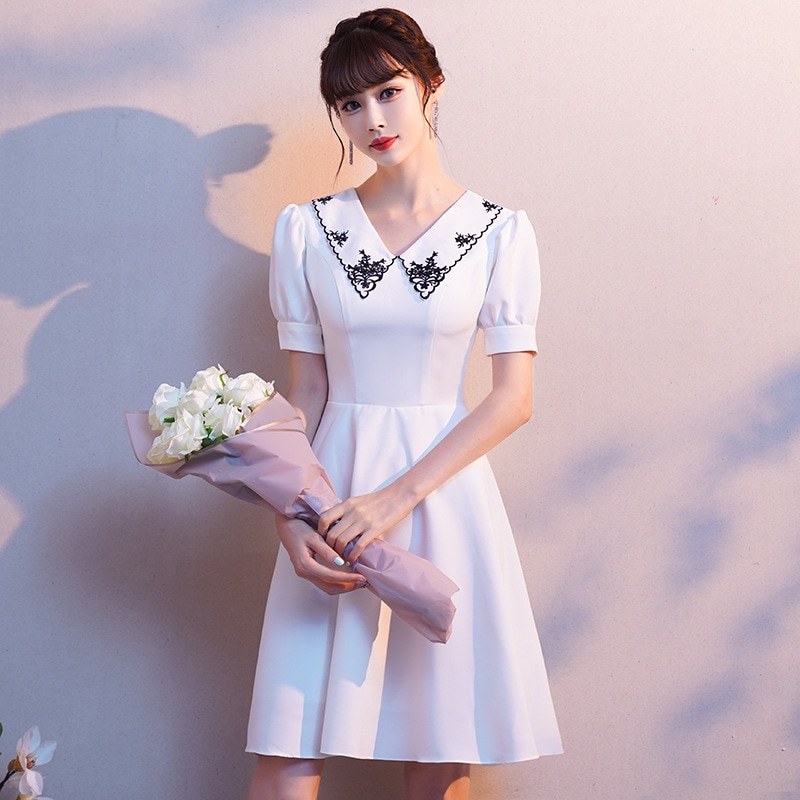 白い花嫁介添人の服は女性のための小さな毎日の短いスタイルの卒業式バンケットドレスに着用できます