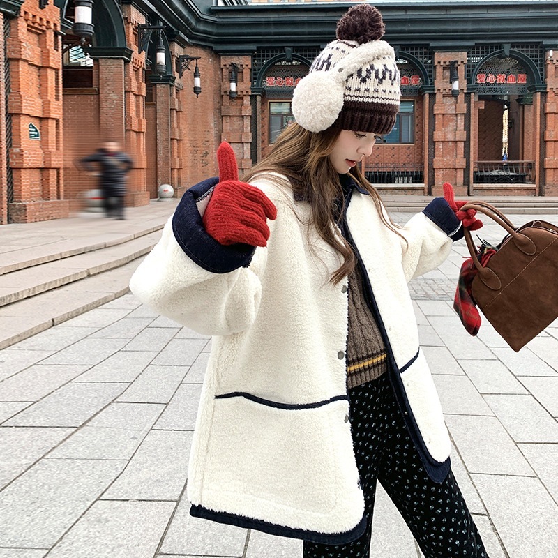 絶妙な毛皮1ラムウールコート2024新しい衝突スプライシング厚く短い段落小さな人綿の服