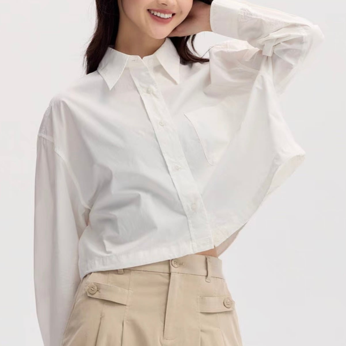レディース トップス シャツ ブラウス デート 白シャツ 白トップス ショート ショート丈 袖あり 長袖 ボリューム袖 フレアスリーブ 萌袖 襟付き スマート 前開き 伸縮性 かわいい 大人可愛い
