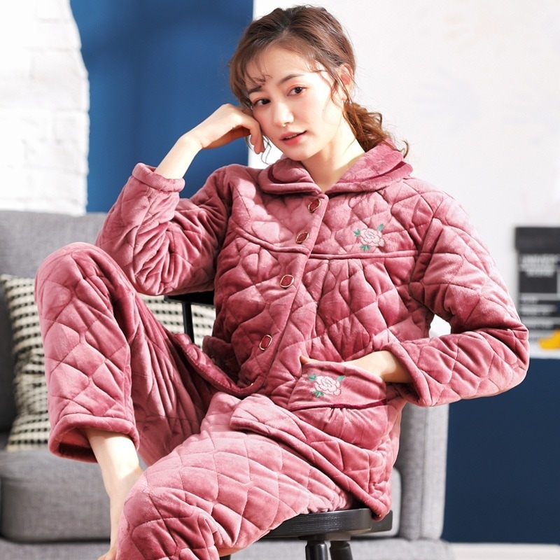 冬のパジャマの女性は保温ベベルのベルベットを厚くして綿を挟んだ家庭服の中高年の母親は綿入れを厚くしている