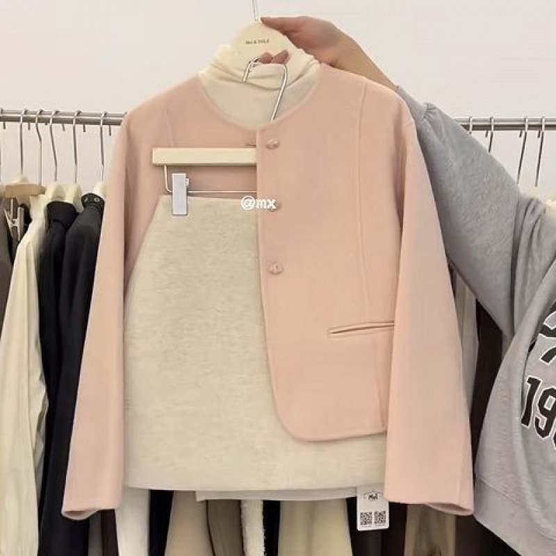 ハイエンドのカスタマイズ-秋の優しいスタイルの女性の 2024 新しい韓国スタイルのタートルカラーボトリングシャツ小さなフレグランススタイルのジャケットとスカートの 3 点セット