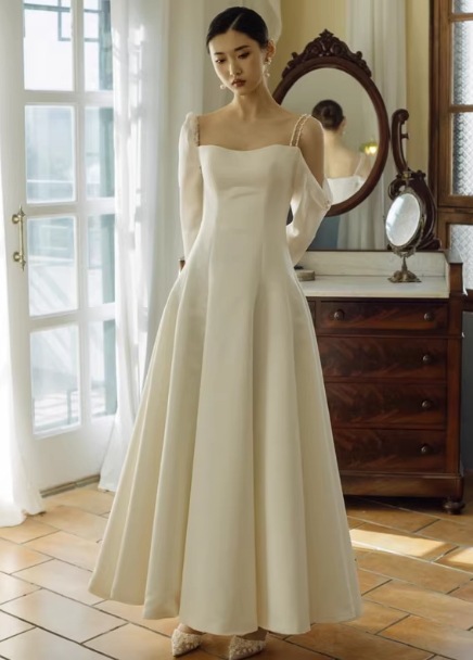 ウェディングドレス キャミソール Aライン ふわふわドレス 揺らめく裾 ファスナー 披露宴