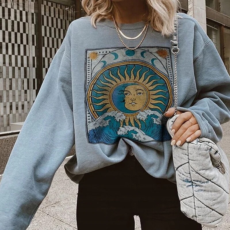 プリント柄 長袖 ラウンドネック トレーナー トップス プルオーバー ショート ショート丈 袖あり ドロップショルダー 萌袖 襟なし かわいい 大人可愛い カジュアル 大人 おしゃれ お洒落 レトロ