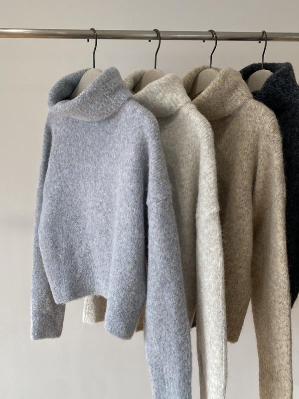 冬の厚手ウールタートルネックニット 4,615円