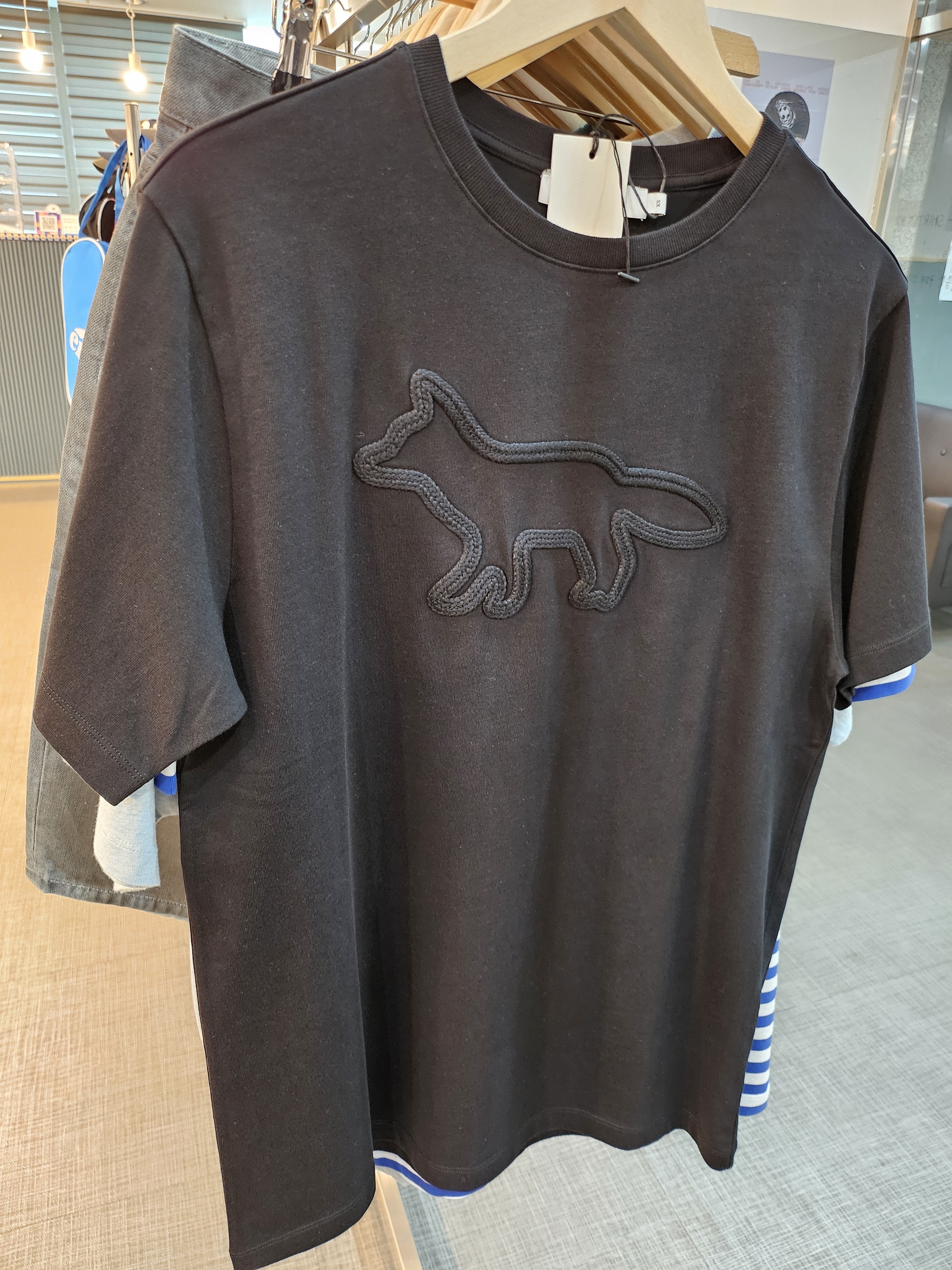 【MAISON KITSNE】 FOX PATCH RELAXED SHORT SLEEVE T-SHIRT : BLACK