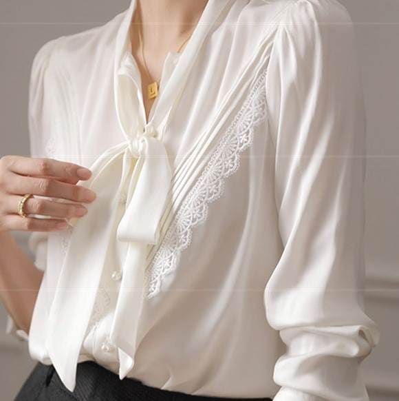 ボウタイブラウス トップス ブラウス 白トップス 袖あり 長袖 ストレート プリーツ レース シフォン リボン パール 大人可愛い きれいめ 大人 上品 レトロ 大人女子 こなれ感 エレガント モダン