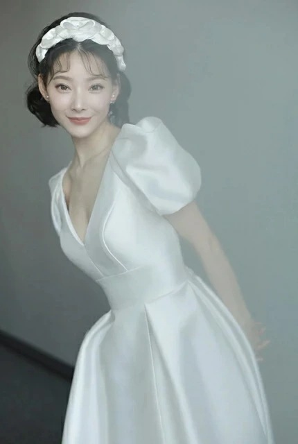 ウェディングドレス 結婚式ドレス Vネック 結婚式ドレス トレーン付き 編み上げタイプ 可愛い袖あり 前撮り 後撮り 披露宴 結婚式 演奏会 海外挙式ドレス