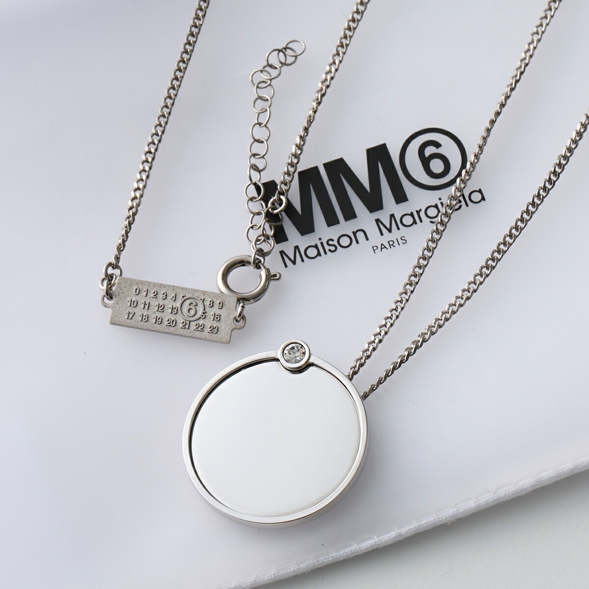 MM6 エムエムシックス メゾンマルジェラ ネックレス SM7UU0114 P8605 レディース ペンダント ナンバリングロゴ クリスタル装飾 アクセサリー 951