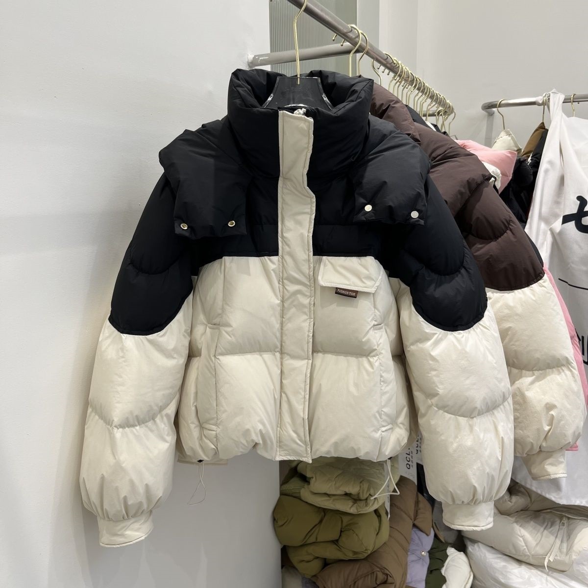 ダウンジャケットの女性のショート 2025 冬の新しい韓国スタイルのハイエンドデザインルーズ小男性ジャケット