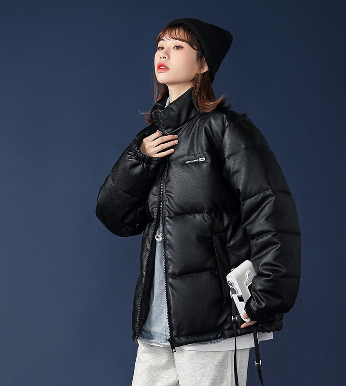 袖口ベルクロ オーバーサイズ ダウン風 フェイクレザー ジップアップ 中綿ジャケット レディース アウター ミディアム丈 コート スタンドカラー 長袖 ドロップショルダー 胸ロゴ 前開き ファスナ