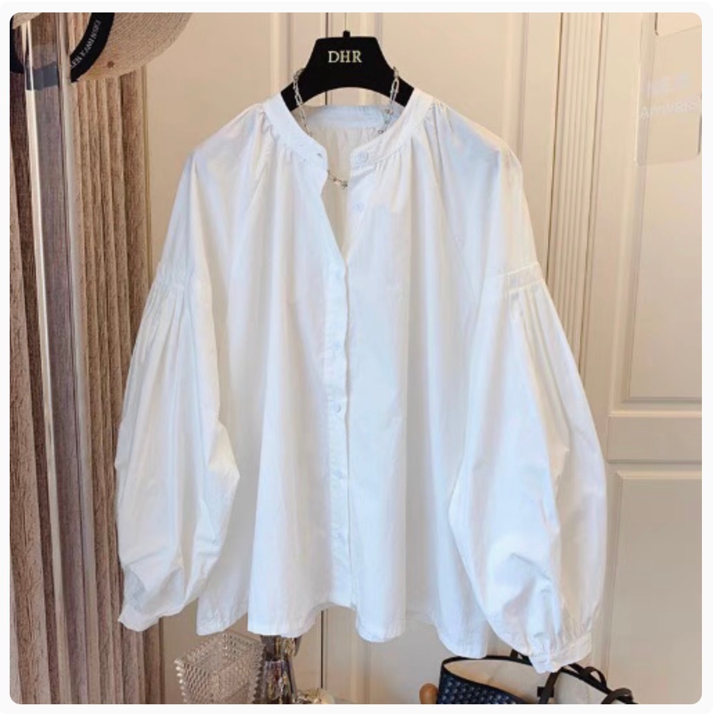 レディース トップス シャツ ブラウス デート 白シャツ ミディアム丈 袖あり 長袖 ボリューム袖 フレアスリーブ 萌袖 ラウンドネック クルーネック 襟なし セミフレア スマート プリーツ 前開き