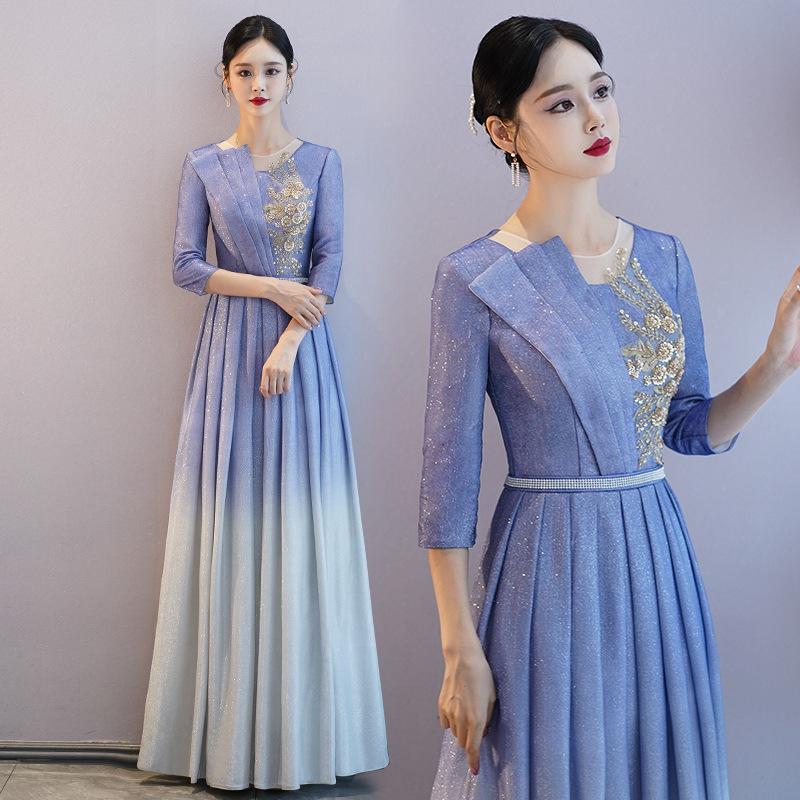 声楽芸考司会者の卒業ドレスファッションが大人になって紅歌を朗読する競技団の公演服