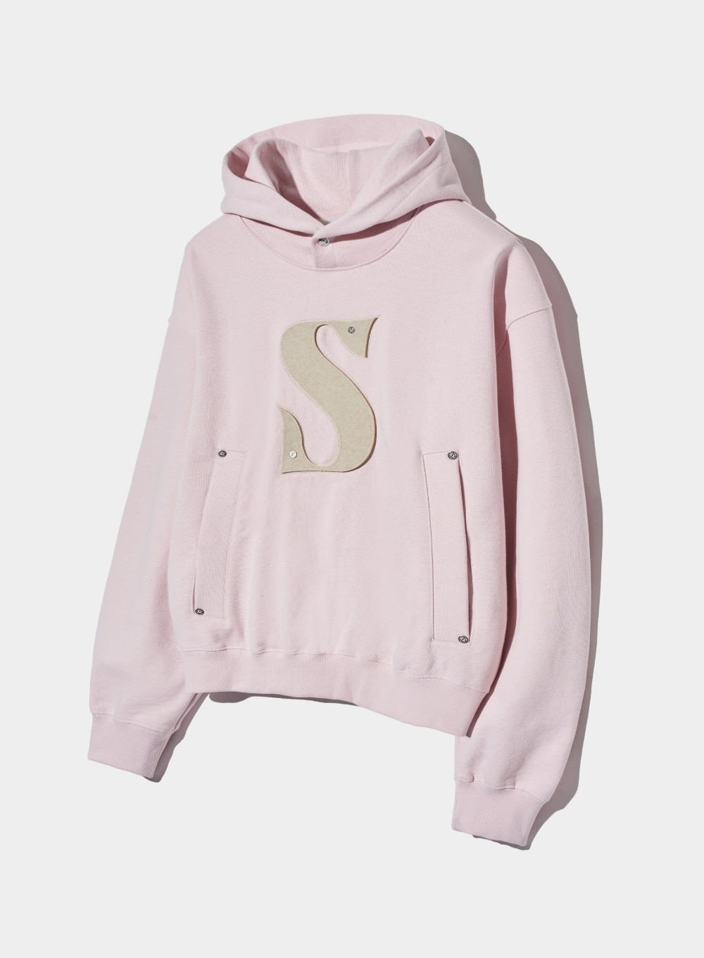 【SATUR】 RIVET APPLIQUE POCKET LOGO HOODIE : PALE PINK