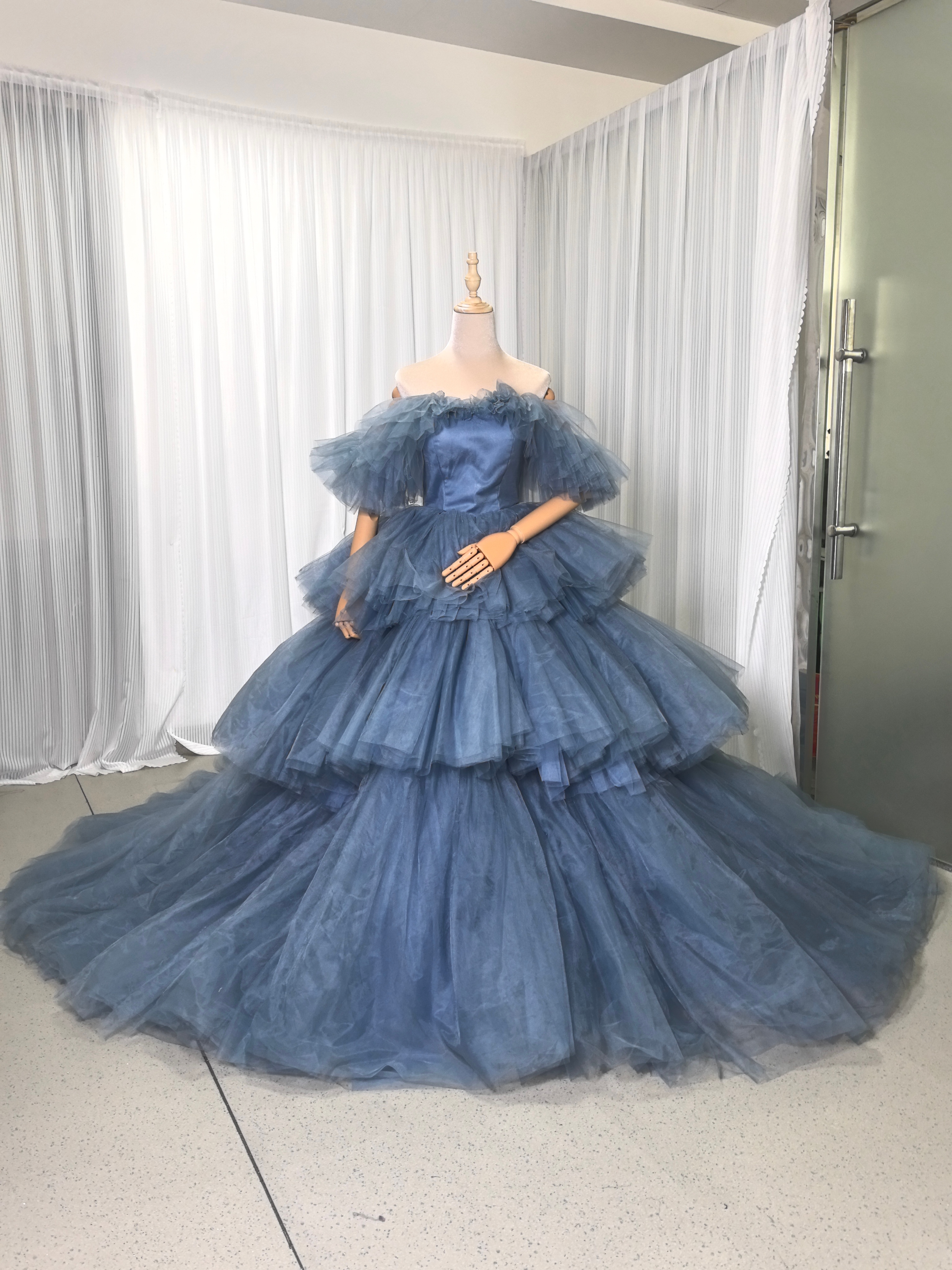 豪華！カラードレス ブルーグレー オフショルダー ティアードのドレス フレアスカート クラシカル 花嫁 前撮り