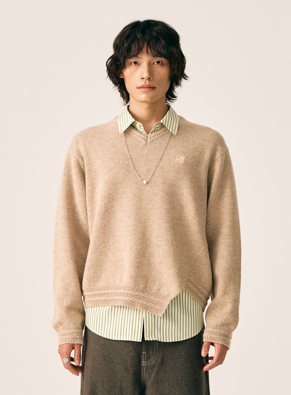 【SATUR】 DUBLIN UNBALANCED V-NECK KNIT : ORGANIC BEIGE