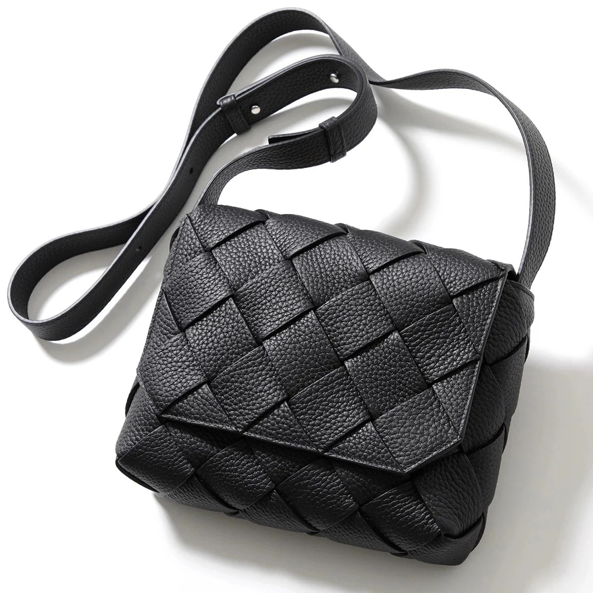 BOTTEGA VENETA ボッテガヴェネタ ショルダーバッグ DIAGO ディアゴ 795637 V4FV1 メンズ マキシイントレチャート 鞄 8803/BLACK-SILVER 795637V 235,410円