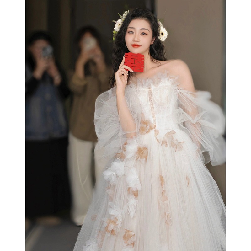 オフショルダーのフレンチスタイルの軽いウェディングドレス森をテーマにしたメインのウェディングドレス小柄な花嫁のガウンランナウェイプリンセスドレス