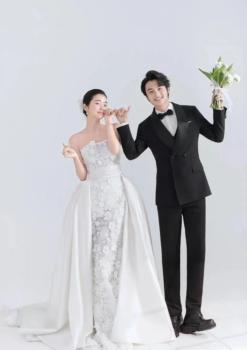 フレンチドレス レースのサテン マーメイドウェディングドレス 白 二次会 花嫁 海外挙式 お呼ばれドレス フォト 披露宴ロマンチックなフリル胸にマーメイドテールのウェディングドレス