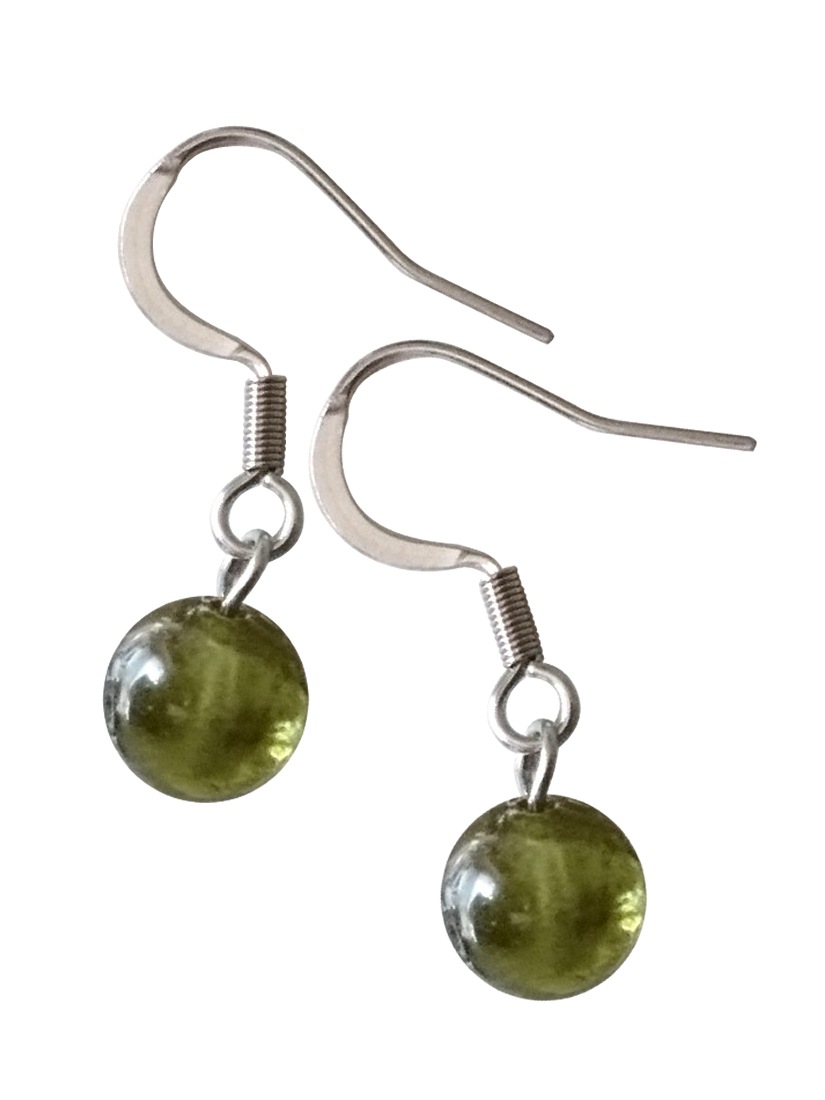 【ピアス】8月誕生石 ペリドット 8mm 天然石 サージカルステンレス製フックピアス 金属アレルギー対応（アクセサリー 橄欖石 太陽の石 パワーストーン 日本製）