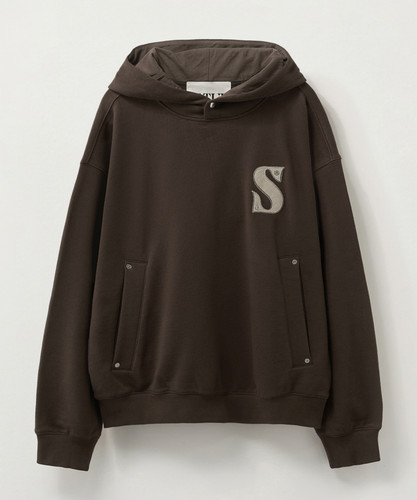 SATUR公式 RIIZEPICK! トレーナー Small Rivet Applique Pocket Logo Hood Brown