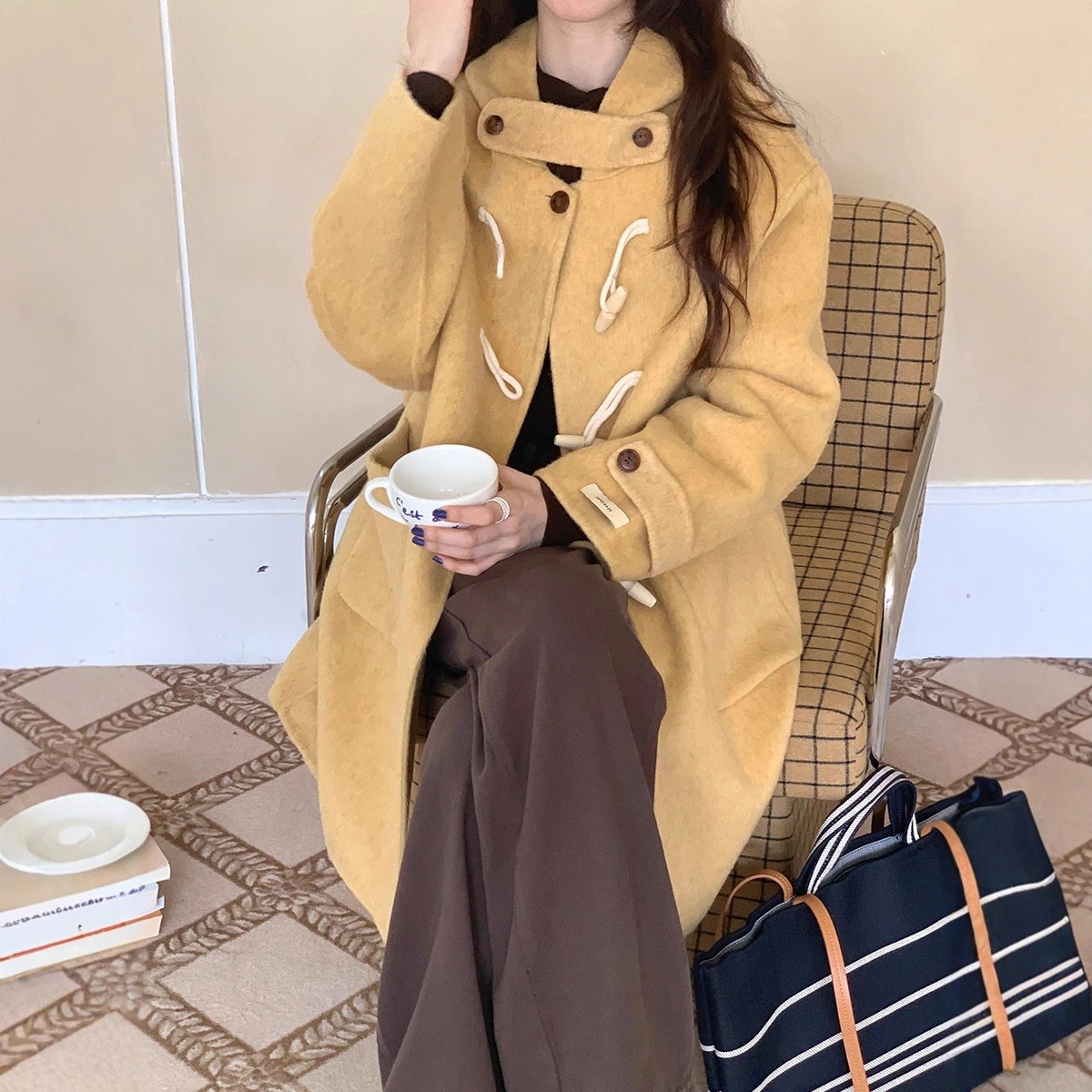 レトロスタイルのホーンボタンウールフード付き両面ウールコート新しい秋冬スタイル韓国風高級で多用途なウールコート