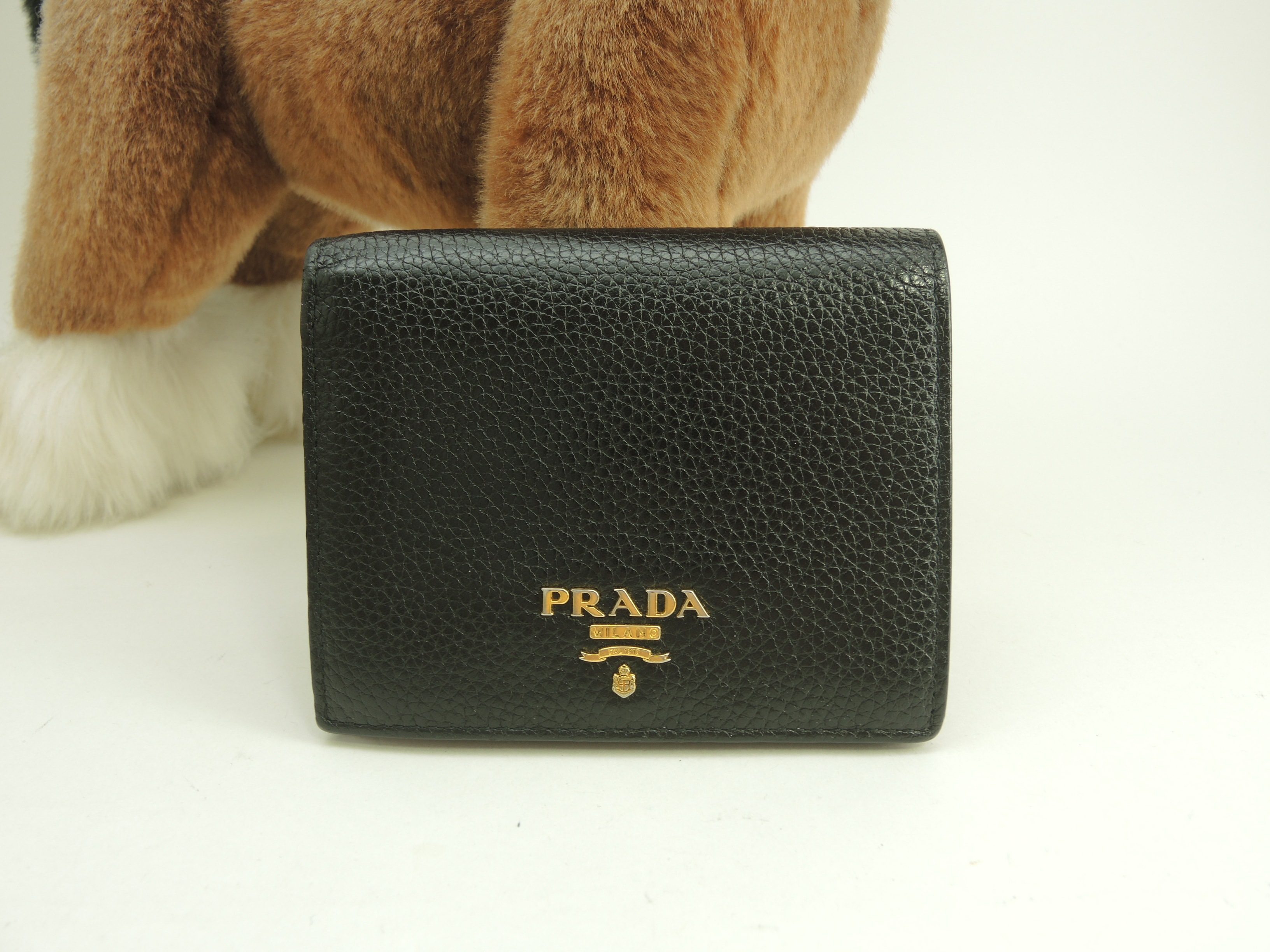 コンパクトウォレット 型押レザー 黒赤 立体ロゴ 2つ折財布@62E