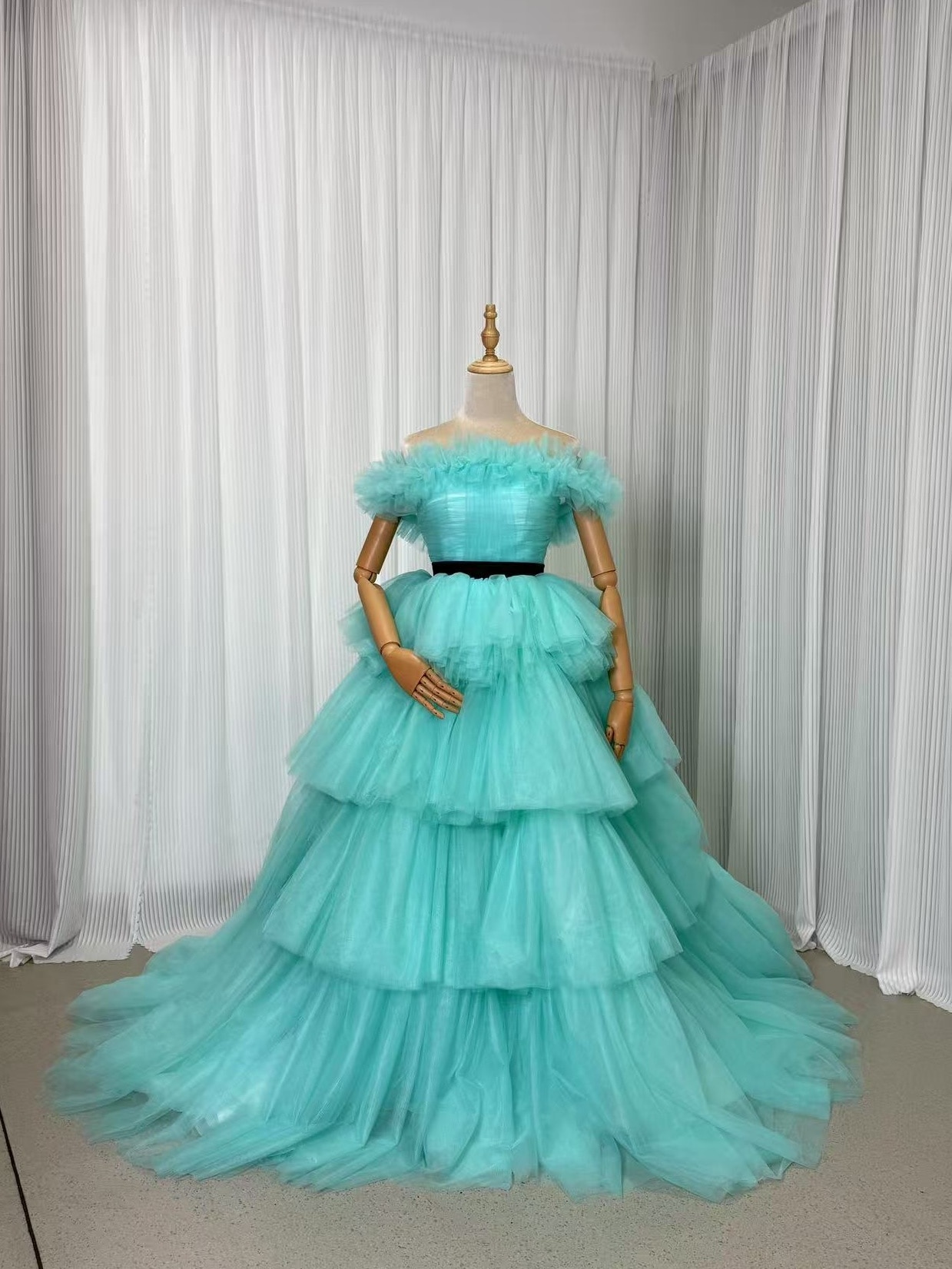 カラードレス オフショルダー 編み上げ サッシュベルト 華やかなトレーン ティアードのドレス 花嫁 前撮り