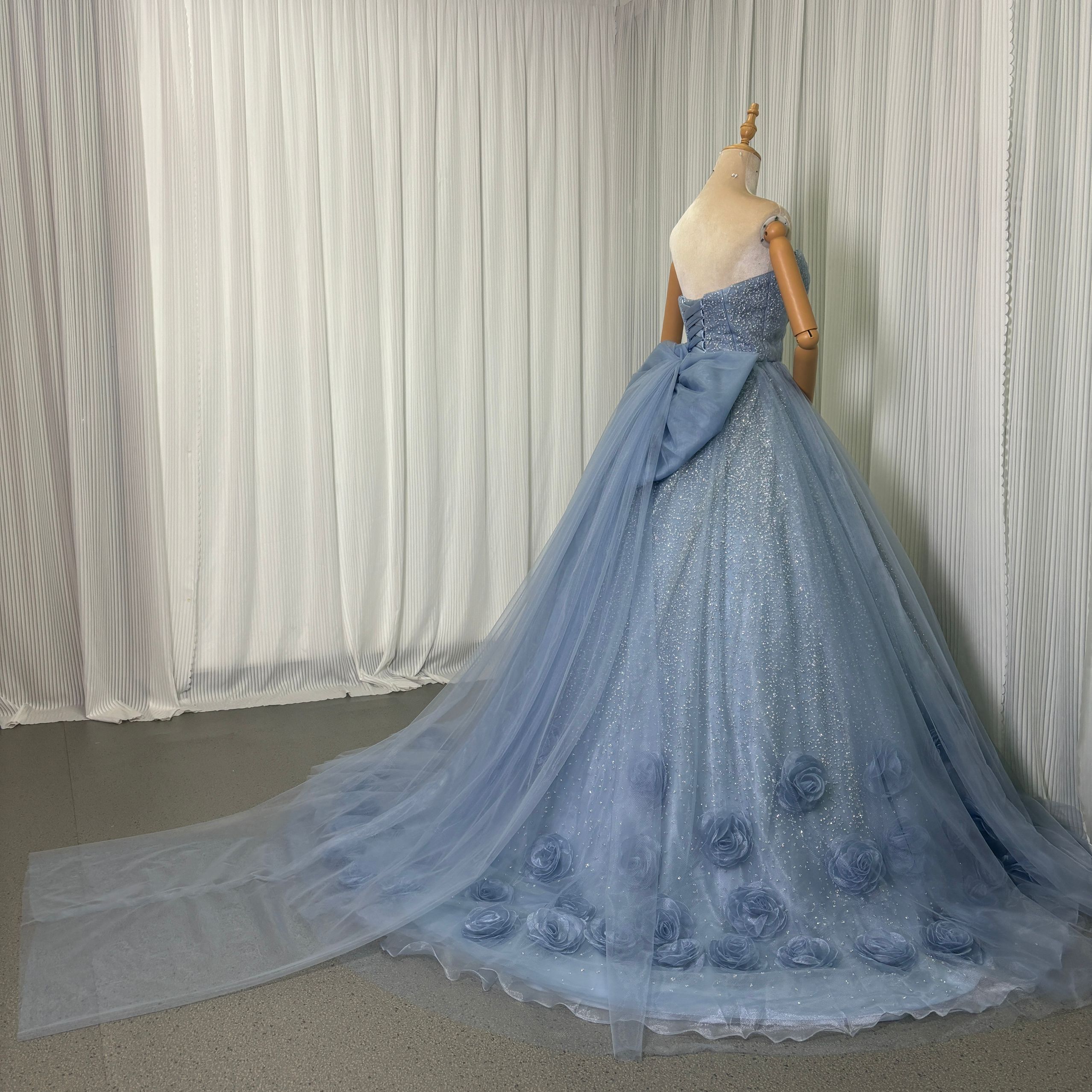 カラードレス ブルー ベアトップ シークインチュール 花モチーフ ふっくら柔らかなバックリボン 編み上げ 花嫁