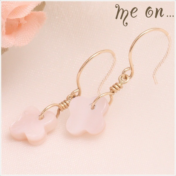 me on... K10イエローゴールド4枚の花びらは幸運をもたらすお守りミルキーカラーのピンクシェル花モチーフフックピアス お届けまで２３週間程度幸せ届きますように