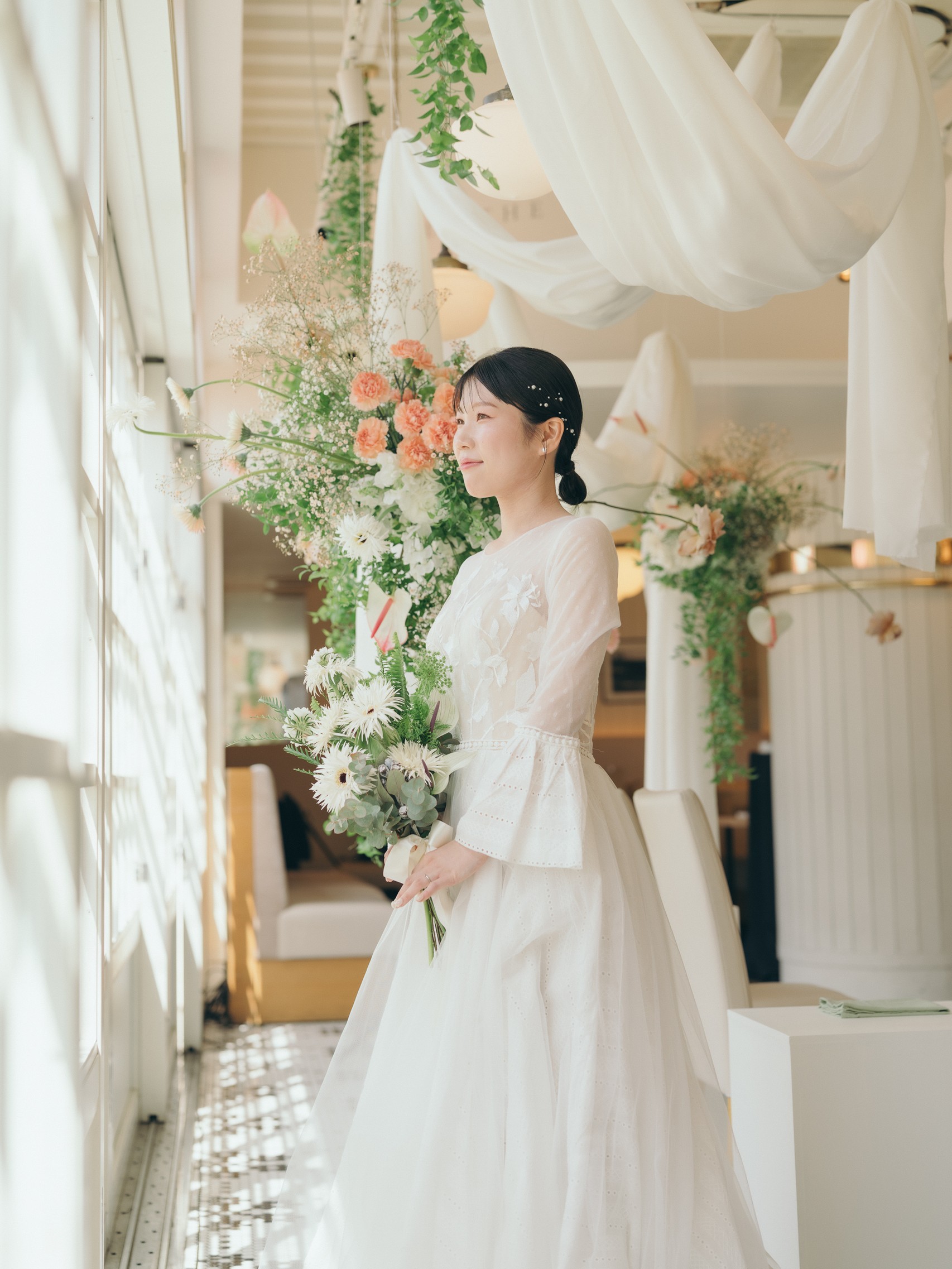 実例写真！ウエディングドレス フランス風 オフホワイト フレア袖 3D立体レース刺繍 大人っぽい 結婚式 /挙式