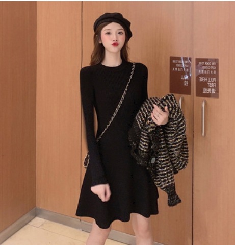 無地ニットAラインワンピース 長袖 Uネック ニット Aライン ブラック オフホワイト 伸縮性 かわいい 可愛い きれいめ シンプル ガーリー 上品 おしゃれ かっこいい レトロ アジアン