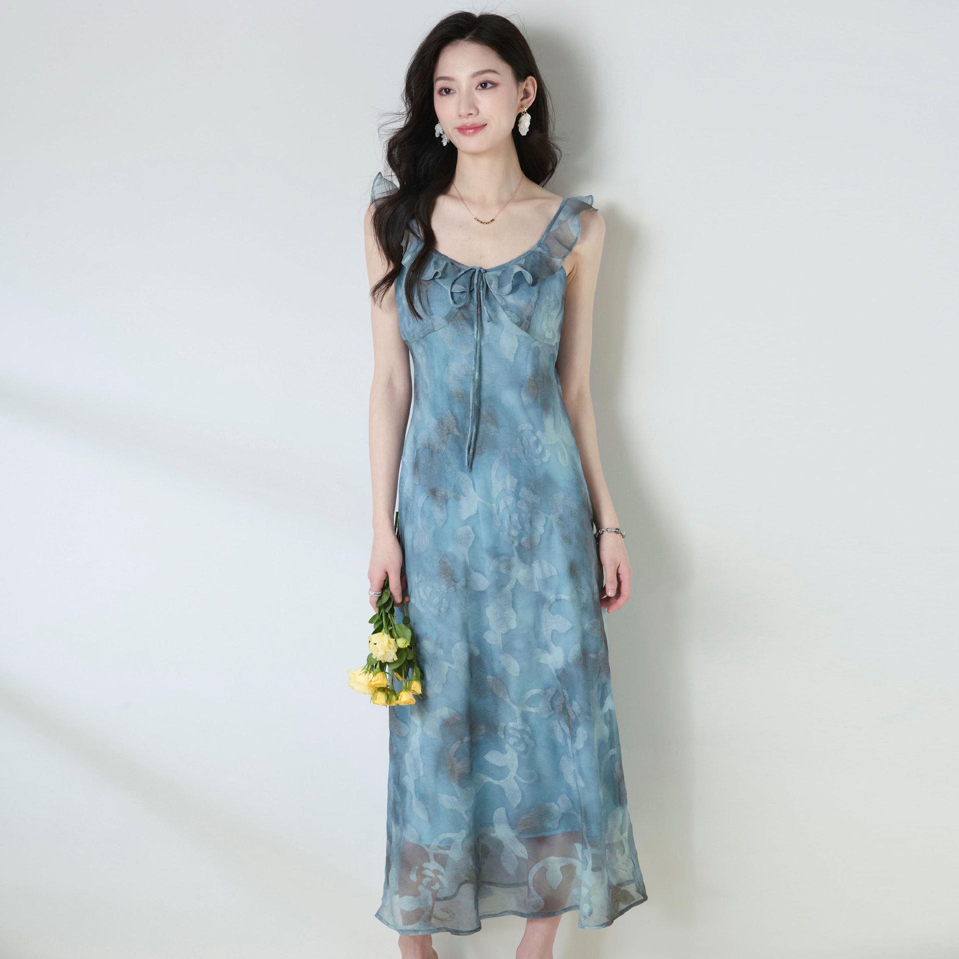 【送.料.無.料.急速発送】Vネックフリルリボンぼかしプリントのキャミソールロングスカートは腰を収めて細く見えるワンピース 7,748円