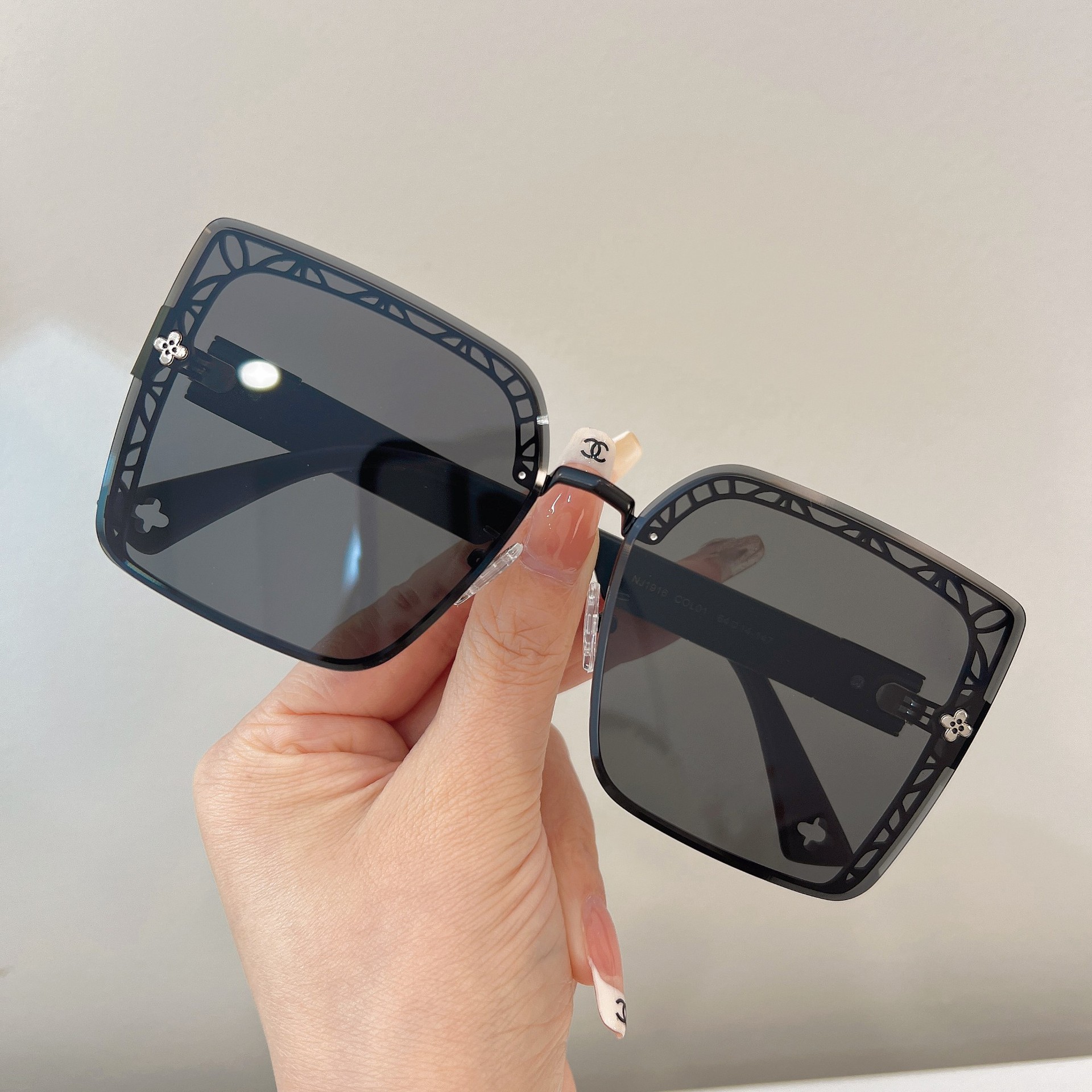 眼鏡/サングラス 2025 韓国ファッション レディース 高級感 ins スクエアフレーム サングラス 日焼け止め ドライブ用 紫外線を防ぎます 小顔効果 メガネ