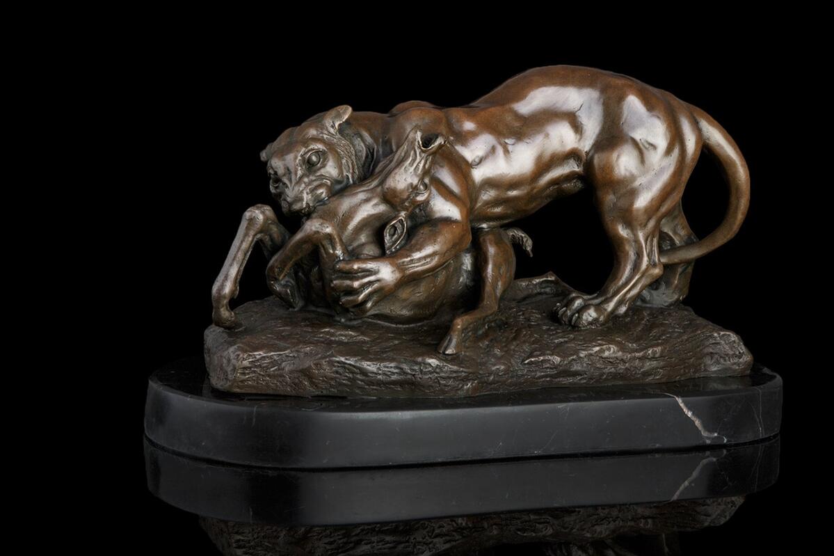 動物ブロンズ像　虎と鹿　36.5cm名品　インテリア家具　置物　彫刻　銅像　彫像　美術品フィギュア