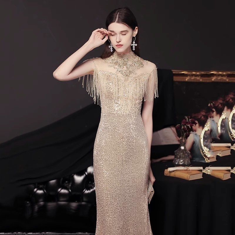 金色のタキシードのスカートは軽くて豪華です