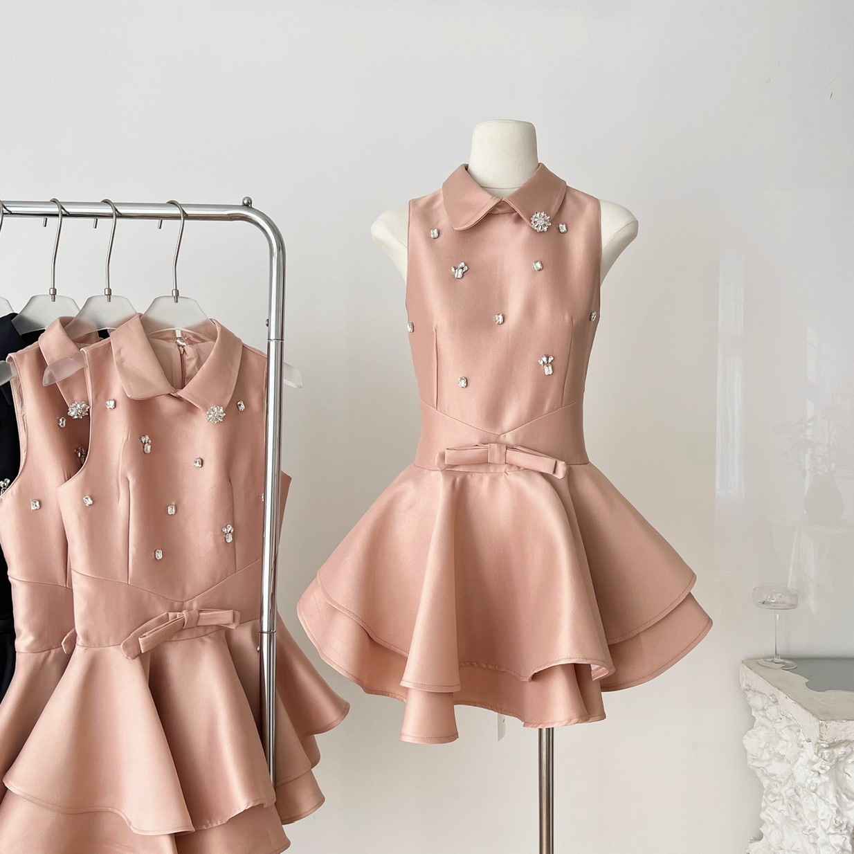 【急速出荷】高級感風ポロネック首掛け重工着痩せ蝶ネクタイドリルポンポンワンピース