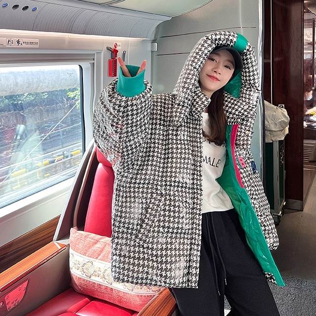 2色 ダウン もこもこアウター 中綿コート ハイネック ワッペン カラフル 千鳥格子柄 裏地 切り替え スタンドカラー 大人可愛い カジュアル ホワイト 白 ブラック 黒 上着 ロングダウン ポケット