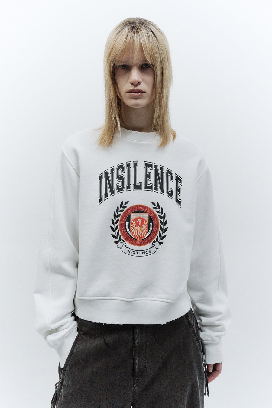 【INSILENCE】 EMBLEM CROP SWEATSHIRTS : IVORY