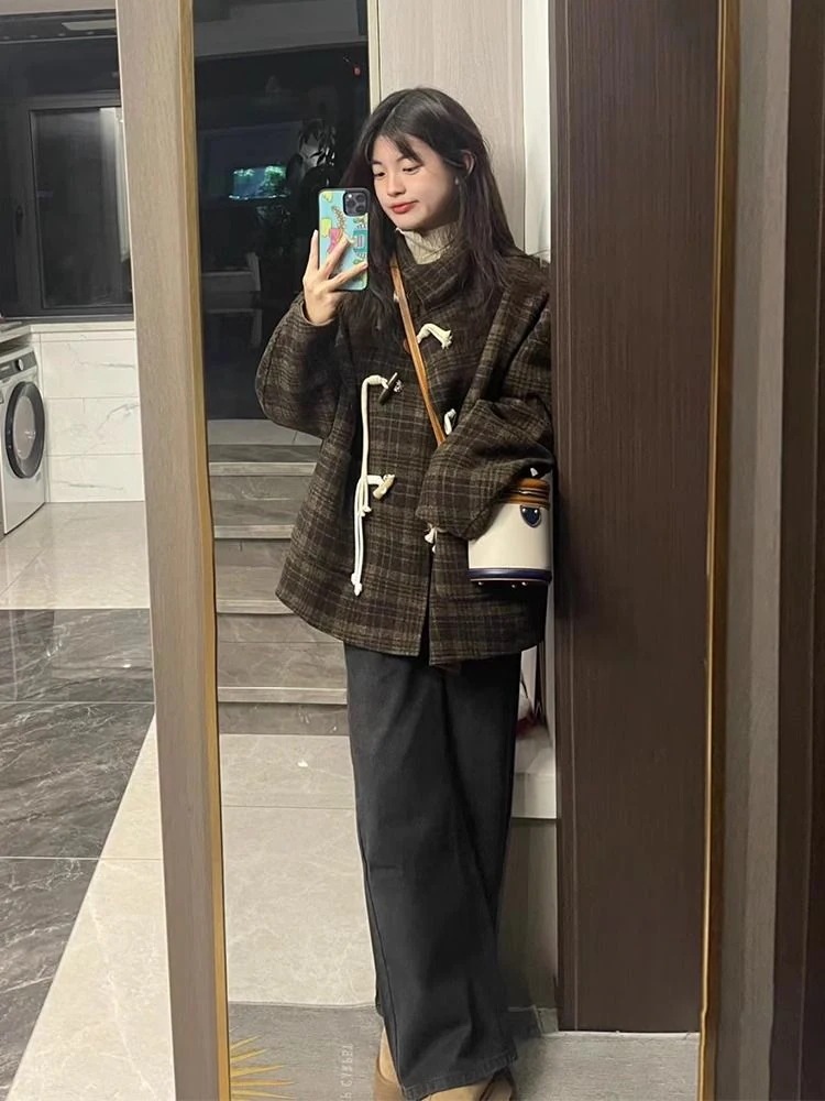 古典的なレトロな格子毛コートの女性服の新型韓国版感牛角ボタンのコートの薄いタイプ