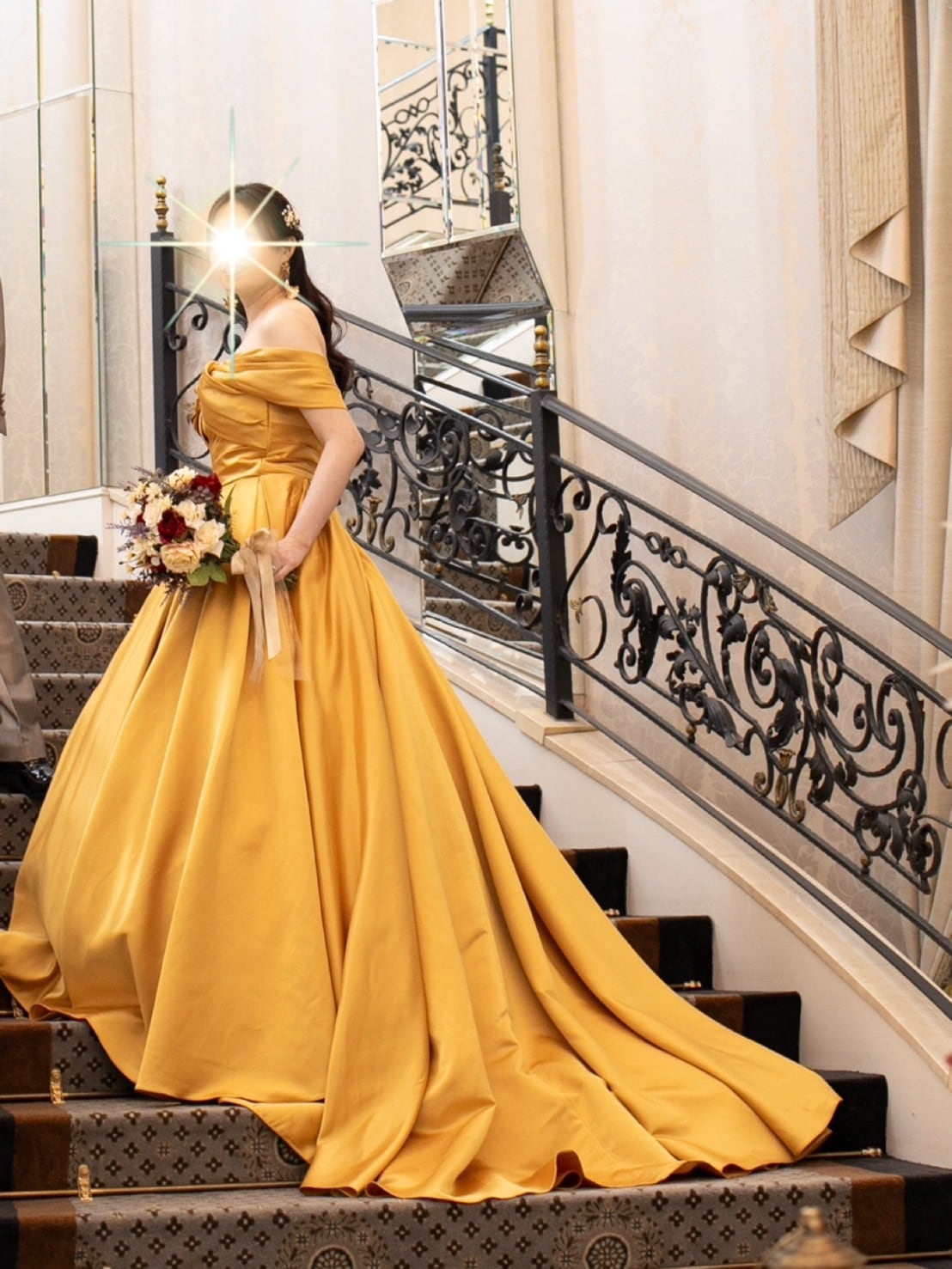 実例写真！イエロー カラードレス オフショルダー 光沢サテン 編み上げ Aライン 披露宴